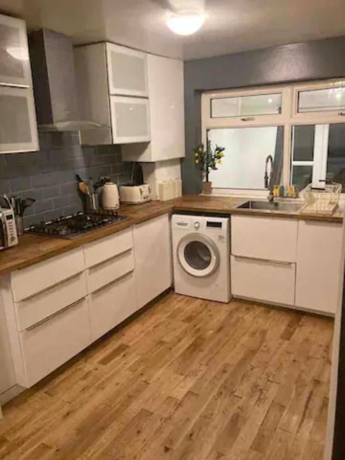 Modern 5 Bedroom Family House - 18 Mins To Station Londra