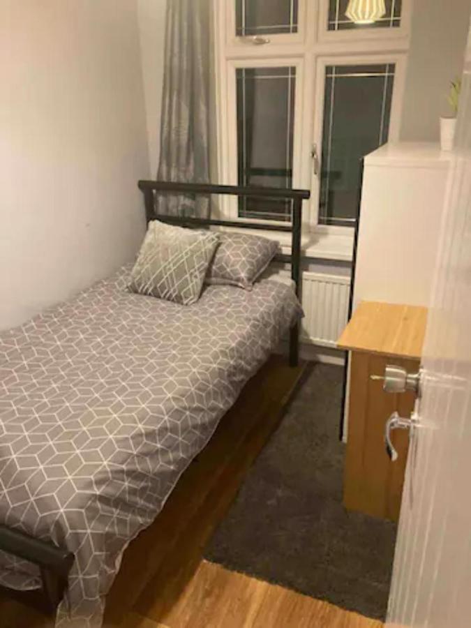 Modern 5 Bedroom Family House - 18 Mins To Station