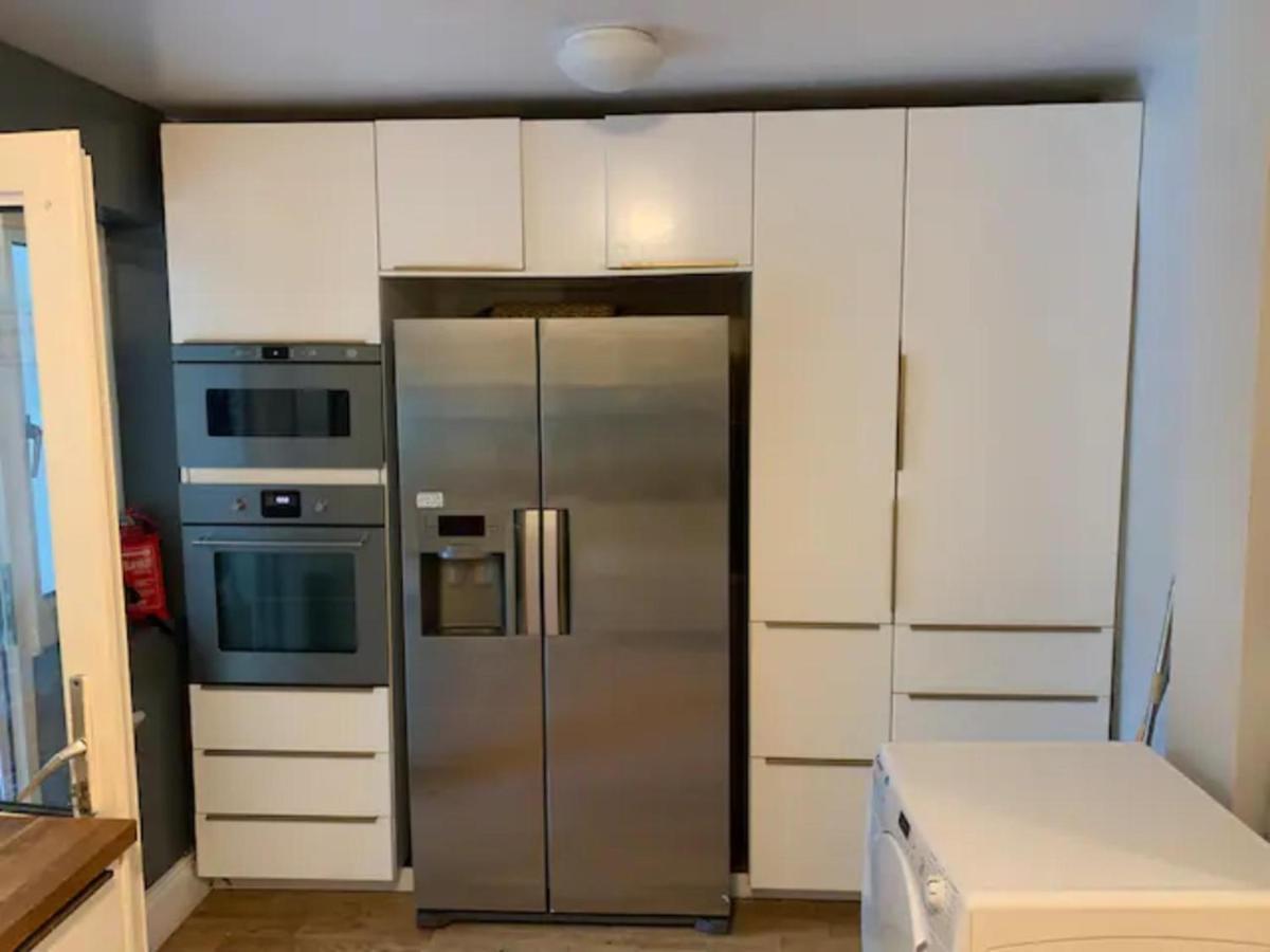 Modern 5 Bedroom Family House - 18 Mins To Station Casa vacanze