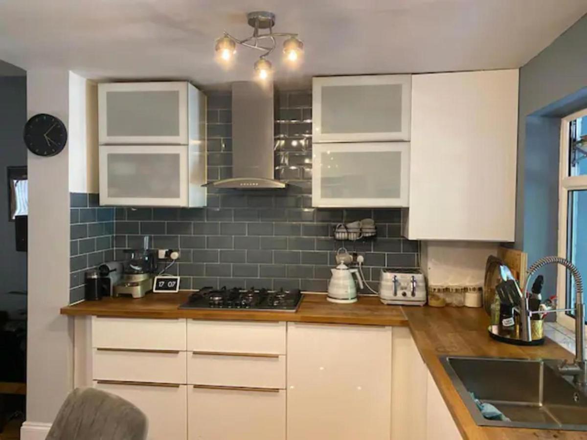 Modern 5 Bedroom Family House - 18 Mins To Station Casa vacanze *