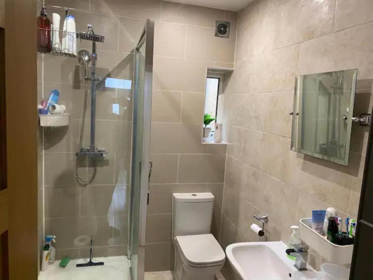 Casa vacanze Modern 5 Bedroom Family House - 18 Mins To Station Londra